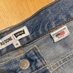 Blå jeans från Levi's RE/DONE - Säljer ett par snygga blå jeans från Levi's RE/DONE i storlek 26. De är i bra skick! 
