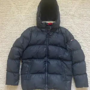 Nu säljs denna Tommy Hilfiger dunjacka! I bra skick! Inga defekter! Ny pris 2299kr! I storlek 164