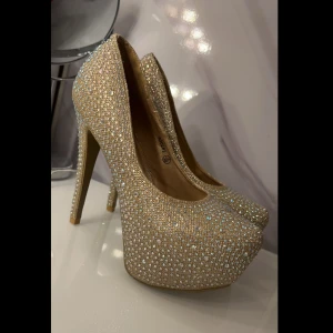 Glittriga guldiga pumps - Dm för mer information 🌸
