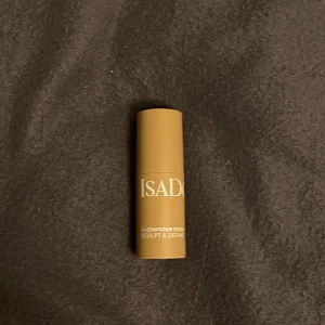 Contour Stick från IsaDora - IsaDora Contour Stick i nyansen 32 Beige Neutral. Perfekt för att skulptera och definiera ansiktet. Praktisk stickform för enkel applicering. Doftfri och vegansk.