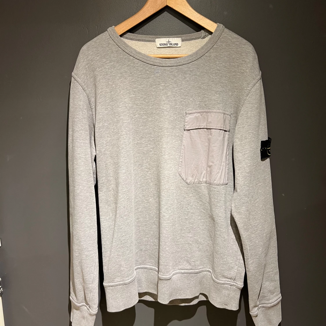 Grå tröja från Stone Island - 90