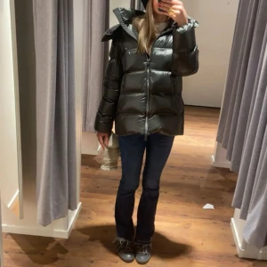 Massimo dutti jacka! - Säljer denna populära massimo duttijacka i bra skick!(obs fösta bilden är lånad) tryck gärna på köp nu🙌(säljer åt min kompis)