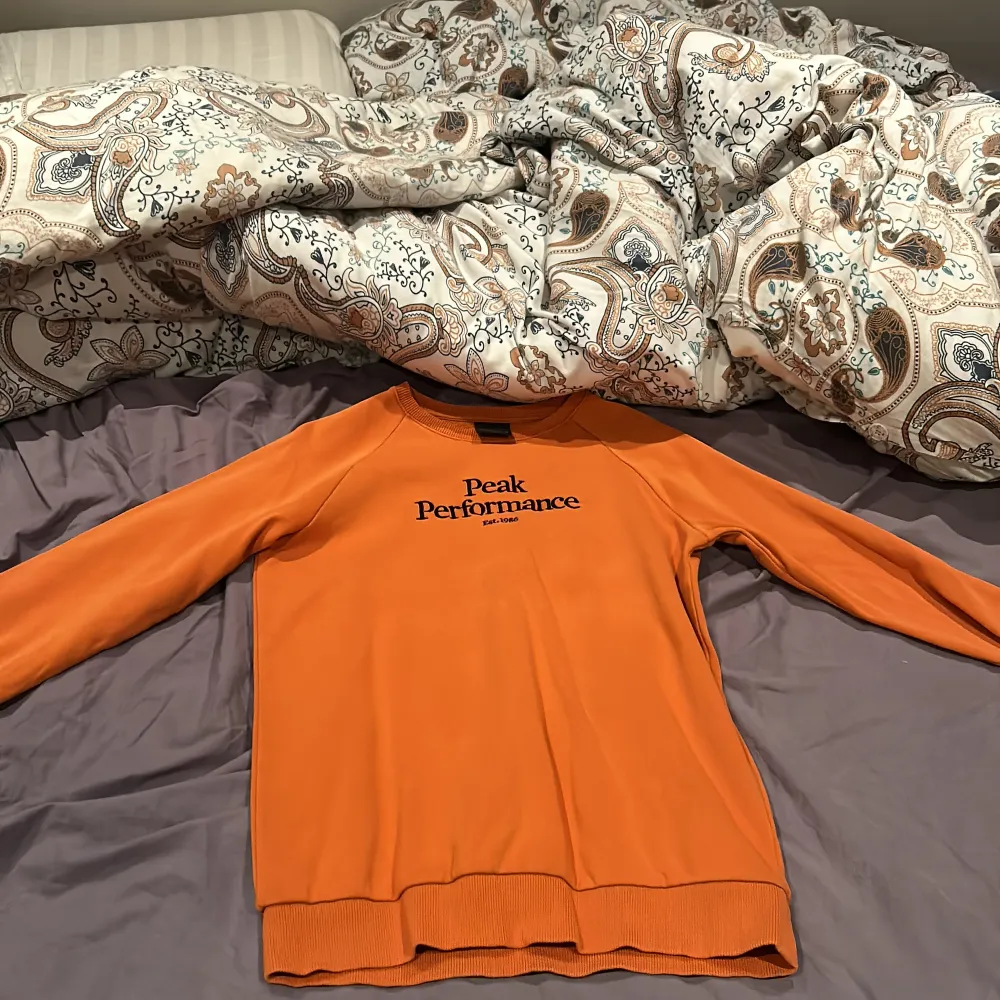 En orange sweatshirt från peak performance i strl 170 fint skick . Tröjor & Koftor.