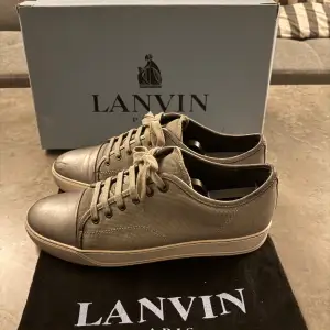 Säljer nu ett par lanvin i storlek uk 8 vilket motsvarar eu 42/43 | nypriset ligger runt 4500 och mitt pris är 1599 | skick 9/10 några defekter på tåboxarna men går nog bort om man tvättar dem | hör av er vid frågor 💫