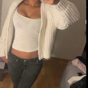 Beige Kofta med bruna knappar - Säljer en vit ribbad  kofta, finns hål vid armen som ej är noterbar som på 3 bilden