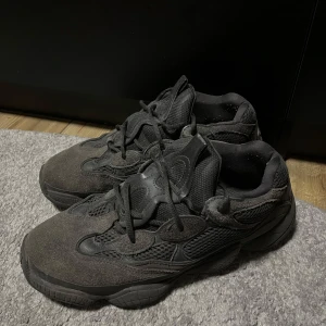 Yeezy 500 granite - Säljer mina yeezy 500 granite. De är använda ganska mycket men är ändå i bra skick. Har ingen kartong eller kvitto på köpet.