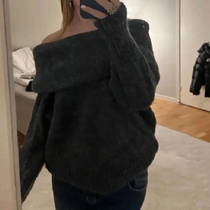 Blå offshoulder tröja - Säljer en supermysig blå offshoulder tröja som är perfekt för höst och vinter! 🍂 Blåare i verkligheten, kan skicka bättre bilder vid intresse 