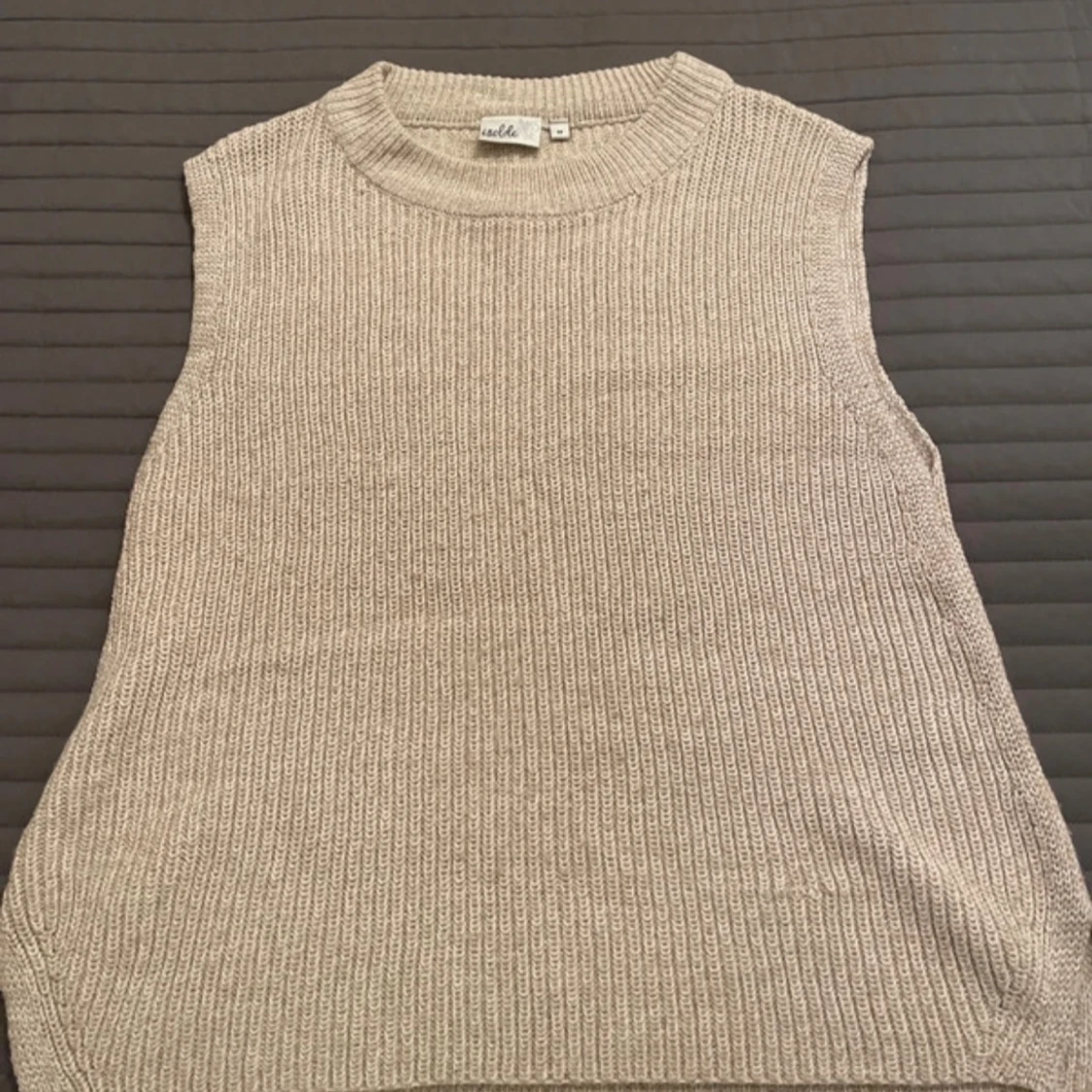 Beige stickad väst från Isolde