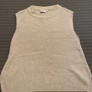 Beige stickad väst från Isolde - Säljer en  beige stickad väst från Isolde i storlek M. Perfekt för lager-på-lager under höst och vår. 