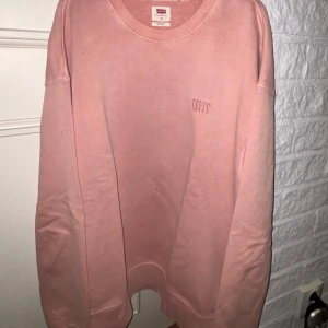Rosa sweatshirt från Levi's - Säljer en snygg rosa sweatshirt från Levi's i storlek M. Den är i bra skick och perfekt för alla årstider. 