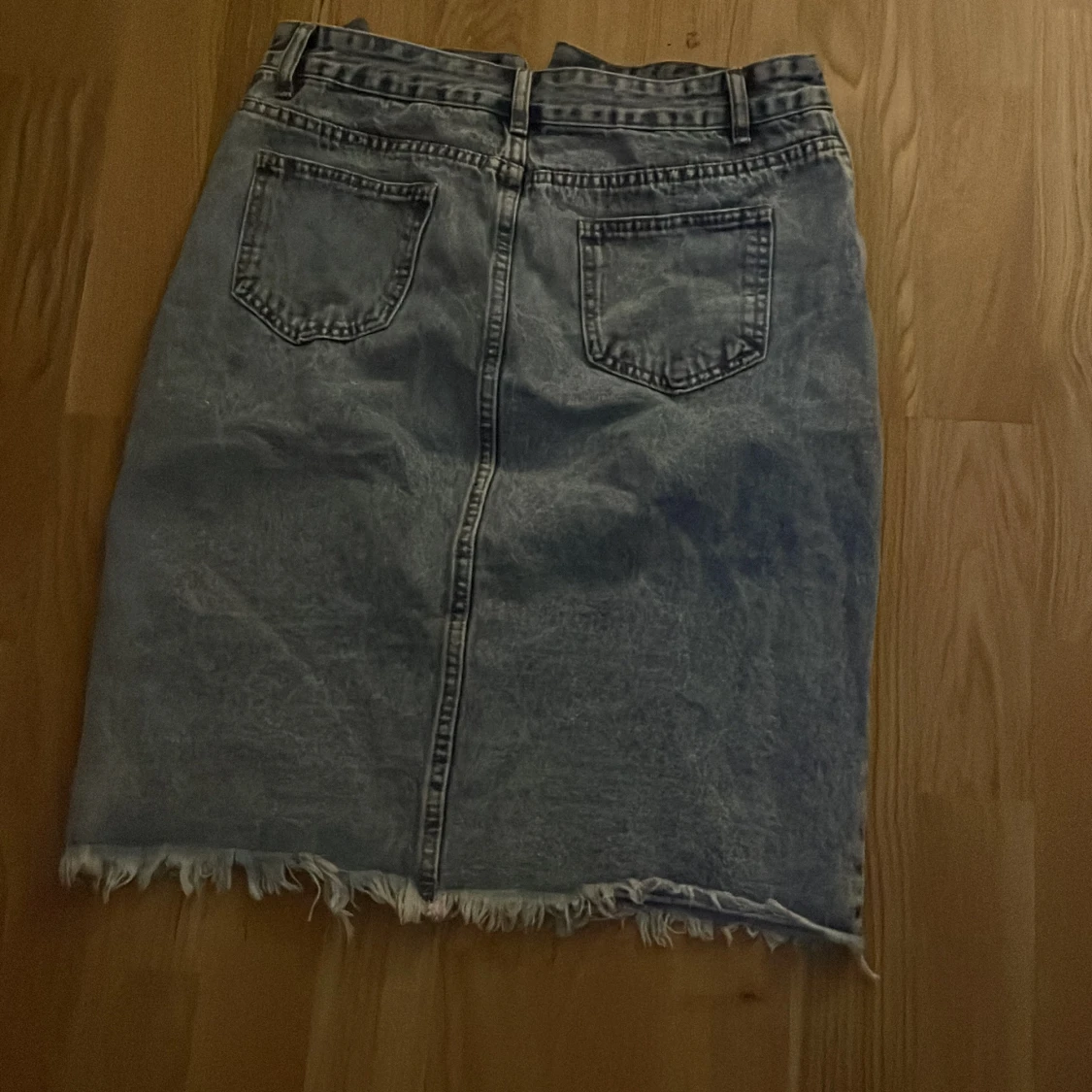 Jeanskjol med liten slits - 92