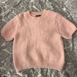 Rosa stickad tröja från Gina Tricot - Superfin rosa stickad tröja från Gina Tricot i ett mjukt och fluffigt material. Den har korta ärmar och en rund halsringning, perfekt för vår och sommar. Tröjan är i bra skick, endast använd ca 2 gånger! 💕