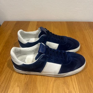 Valentino flycrew blåa - Säljer nu dessa flycrews i den mest eftertraktade färgen marinblå! Storlek 44 och skorna är i mycket bra skick. Mycket fin mocka och alla nitar är såklart på plats. Endast skor medföljer vid köp. Vid fundering eller fråga hör av dig😁☺️