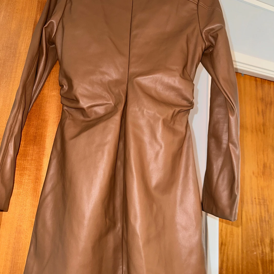 Brun klänning i skinnimitation - 90