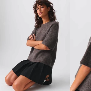 Brun stickad tröja - Säljer nu denna slutsålda stickade t shirt från Gina! Den är i barn storlek men passar mig som normalt har S, sparsamt använd❤️