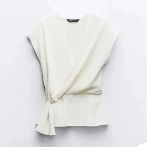 Vit omlottopp från Zara - Top från zara använd 1 gång i storlek xs 