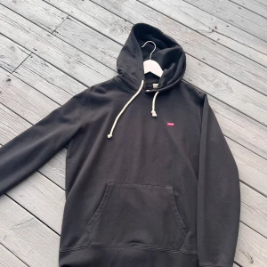 Levis hoodie  - Svart Levis hoodie i M, använd typ 5 gånger, vid frågor är det bara att skriva