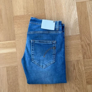 Dondup jeans - Tjena, säljer nu ett par slim fit dondup jeans i storlek 30. Dom är i bra skick, dom har inga defekter eller något sånt.  Om du har nån fråga så är det bara att höra av sig.