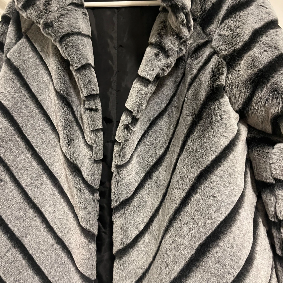 Grå pälsjacka med svarta ränder - 3