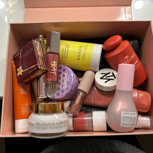 MAKEUP/MYSTERY BOX - Skönhetslåda/ sminklåda/ mysterybox fylld med Smink, hudvård och hårvårds produkter till ett värde över 5 000 SEK. Antingen oanvända produkter eller produkter som bara provats enstaka gång på hygieniskt sätt. Caia, Benefit, Glow recipe, budgie, Hickap, Origins, Lenoites, Fenty m.m Mer info om innehållet finns på TikTok: @larakaynars