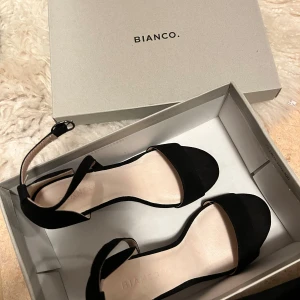 Bianco klackskor - Bekväma klackskor, använda en gång, kommer i original kartong, köpta för 549 kr