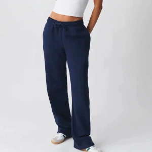 Mjukisbyxor - Säljer mina marinblåa mjukisbyxor från gina tricot i storlek XS. Säljer då de inte kommer till användning så de är i superfint skick!