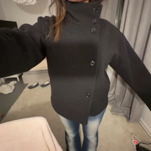 Kappa - Säljer min fina kappa ifrån Gina tricot i svart då den inte kommer till användning. Jackan är använd ca 3 gånger och är i princip i nyskick💘💘