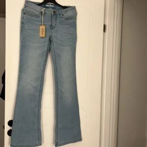 Ljusblå bootcut jeans från John Baner -  ljusblå bootcut jeans i storlek 34 helt nya aldrig använda