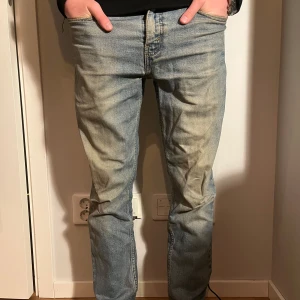 Levis 511 jeans i ljusblå tvätt - Säljer ett par Levis 511 jeans i ljusblå tvätt. De har en slim passform och är i bra skick. Liten lagning där bak men inget man tänker på!