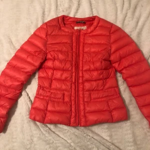 En rosa och röd jacka  - En ny rosa röd jacka som är jätte fin, 