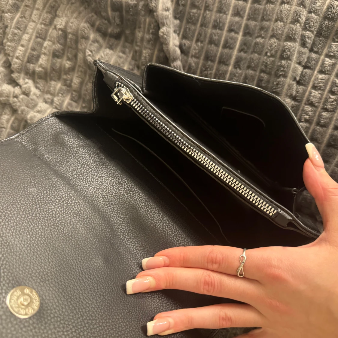 Svart axelväska med kedja - 92