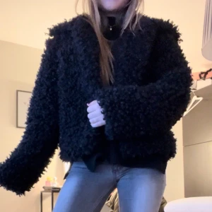Svart teddyjacka - Mysig svart teddyjacka med långärmad. Storlek xs. Jackan har en fluffig textur.