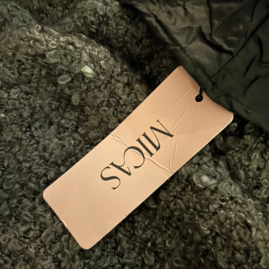 Svart axelbandslös klänning  - 90