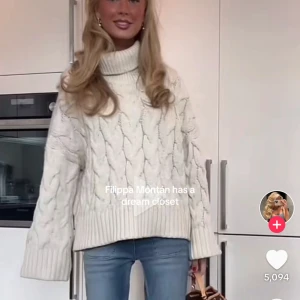 Vit stickad polotröja - Supermysig vit stickad polotröja med ett snyggt flätmönster. Perfekt för kalla dagar med sin höga krage och långa ärmar. Den har en avslappnad passform och ribbade muddar som ger extra stil. Perfekt för både vardag och mysiga hemmakvällar. 🧶✨