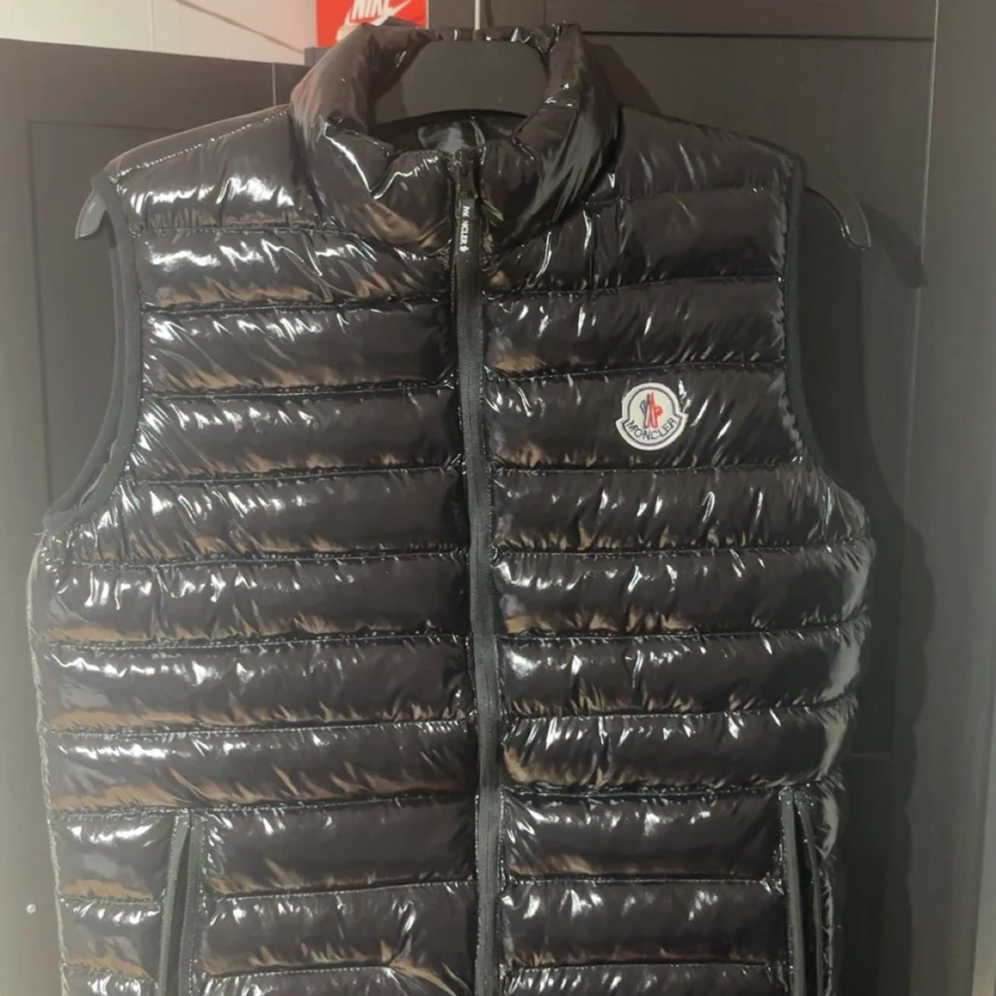 Svart dunväst från Moncler