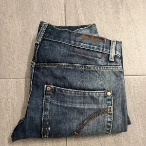 Dondup Jeans - Hej! Vi säljer nu dessa väldigt snygga Dondup Sam jeansen Med eleganta slitning | jeansen sitter slim fit och säljs för endast 599kr! | inga defekter | storlek 31 men passar även 30 | modellen är 170cm och väger ca 59kg | vid ytterligare funderingar hör av dig⭐️🤩