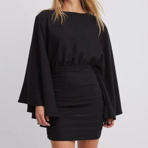 Svart klänning NAKD - Snygg svart klänning med vida ärmar och åtsittande kjol. Perfekt nu till nyår!!! Endast använd en gång!!!!💋💋 nypris 599kr