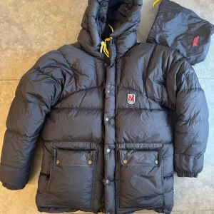  Fjällräven Expedition Down svart XXS (ej Lite) - Mycket fint skick men tyvärr passade den inte. Den varmare modellen. Svart och i XXS dammodell. Kan skickas.