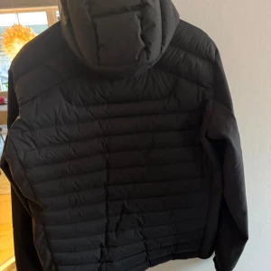 Sail racing jacka - Riktigt snygg och fräsch sail racing jacka, praktiskt taget ny, använd fåtal gånger hör av dig i DM vid mer info samt bilder och andra frågor!