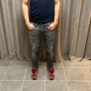 Dondup 29 - Säljer dessa snygga dondup jeans i storlek 29 | bra skick | modellen på bilden är 174 |