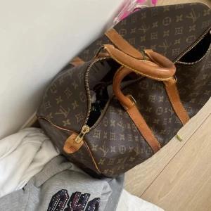 Louis Vuitton Keepall 45 - Så fin Louis Vuitton Keepall 45! Den är köpt vintage på vestiare collective äktahetsbevis och kvitto finns. Pris går att diskutera vid snabb affär ❤️