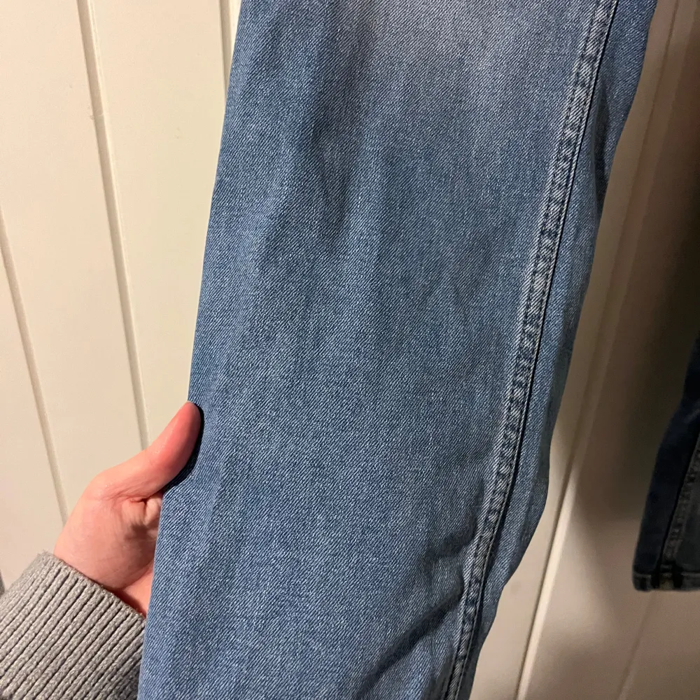 Säljer ett par klassiska blå jeans från Nelly. De har en straight passform och är i mycket bra skick, lågmidjade. Jeans & Byxor.