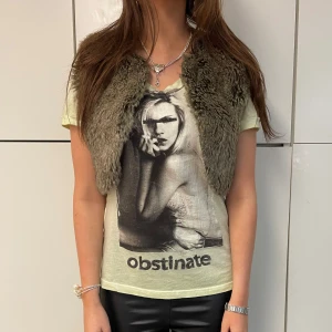 PÄLSVÄST / BOLERO  - Kort pälsväst/bolero som går att knäppa framtill! Tjejen på bilden är 175 cm lång, västen i storlek S! Hör av er vid frågor!! 