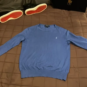 Blå tröja från Polo Ralph Lauren - Säljer en snygg blå tröja från Polo Ralph Lauren i väldigt bra skick. Den är i en Kashmir och cotton blend vilket gör tröjan otroligt skön nu till vintern om ni har några frågor angående passform eller annat så svarar jag gärna på frågor Nypris ligger på 2199 mitt pris är endast 599