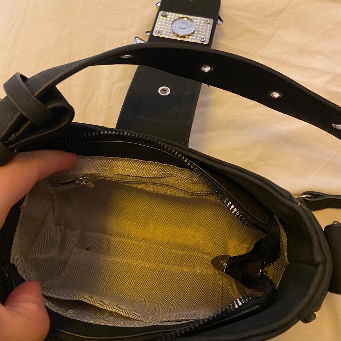 Svart och beige axelväska med metallinitial - 92