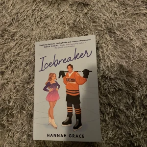 Ice breaker  - Ice breaker med Hannah Grace. Den är pytte lite ”invikt” i kanten (se bild 3) annars jätte bra skick. Boken är på engelska. Skriv om ni har fler frågor eller vill ha fler bilder :)