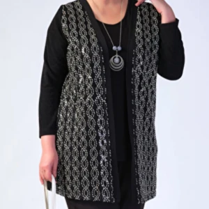 Svart och grå mönstrad väst - Snygg svart och grå väst med ett unikt mönster. Perfekt för att lägga till lite stil till din outfit. Västen har en öppen design och är i normal passform. Passar bra för höst och vinter.