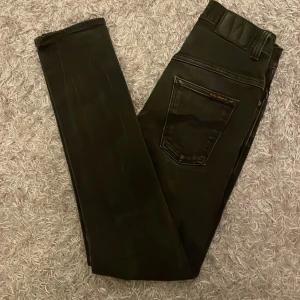 Svarta jeans från Nudie Jeans - Säljer ett par svarta jeans från Nudie Jeans i bra skick. 10/9 skick, Stolek W30 L34 har använts väldigt varsamt. Priset är förhandlingsbart. Säljer dom eftersom dom inte passar mig längre. Fråga hjärna om du undrar något!!