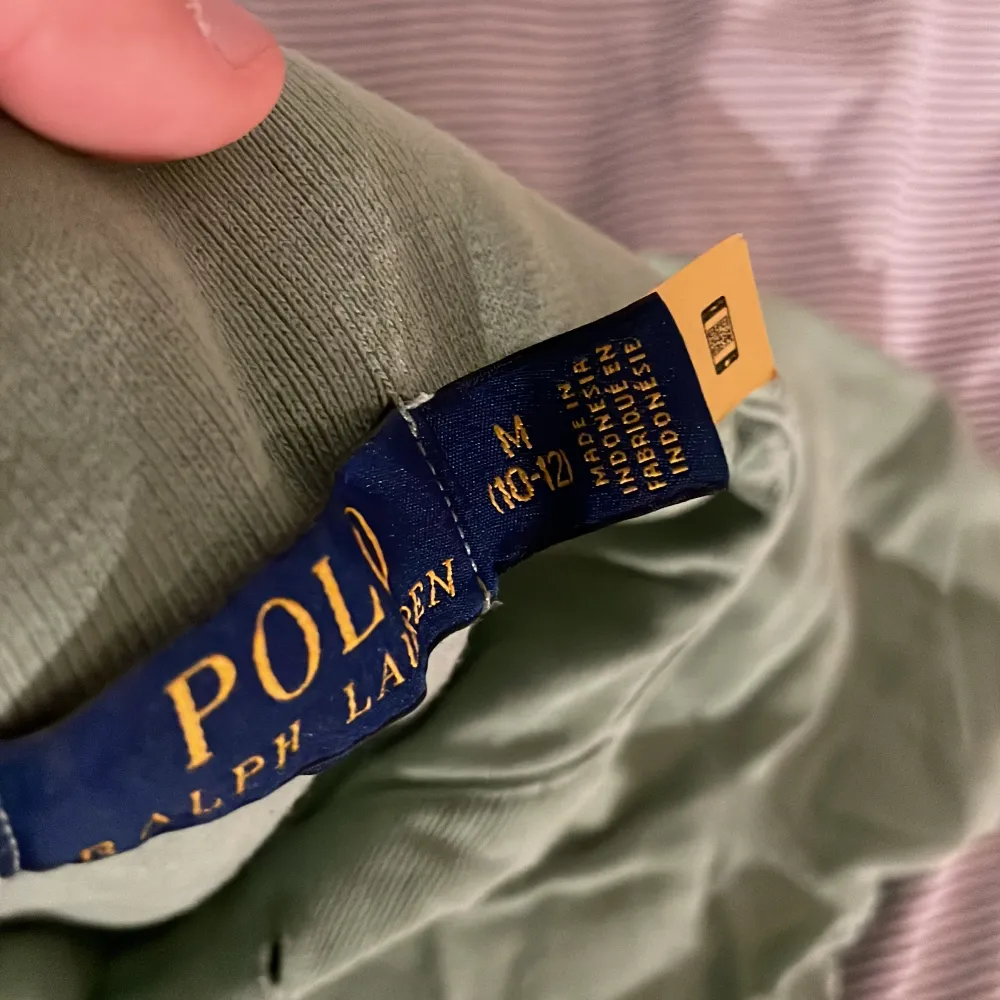 Säljer en snygg grön pikétröja från Ralph Lauren i storlek M. Tröjan har korta ärmar och en klassisk krage. Den är dekorerad med det ikoniska rosa broderade logotypen på bröstet. Perfekt för en avslappnad men stilren look!. T-paidat.