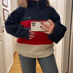 Fleecetröja  - Mysig fleece från Sergio Tacchini i mörkblå, röd och vit med dragkedja 💌 Begagnat skick! Finns ingen storlekslapp men skulle säga en oversized L (herr)